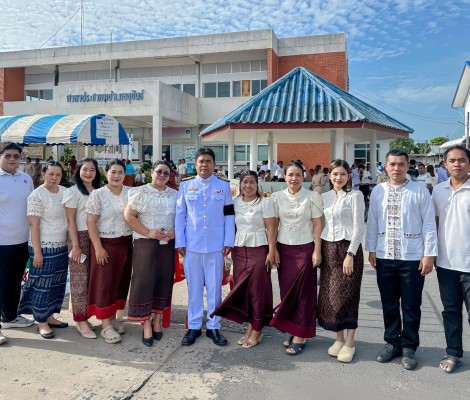 ร่วมพิธีสวดพระพุทธมนต์และทำบุญตักบาตรถวายพระราชกุศล เนื่องในวันคล้ายวันพระราชสมภพสมเด็จพระนางเจ้าสิริกิติ์ พระบรมราชินีนาถ พระบรมราชชนนีพันปีหลวง และวันแม่แห่งชาติ